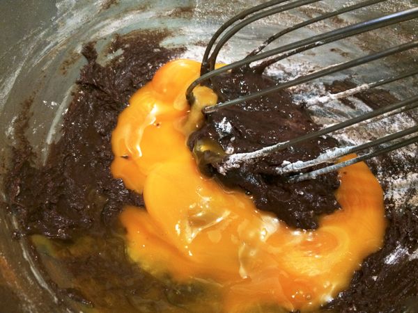 再倒入蛋黃，蛋黃全部倒入不用分次下