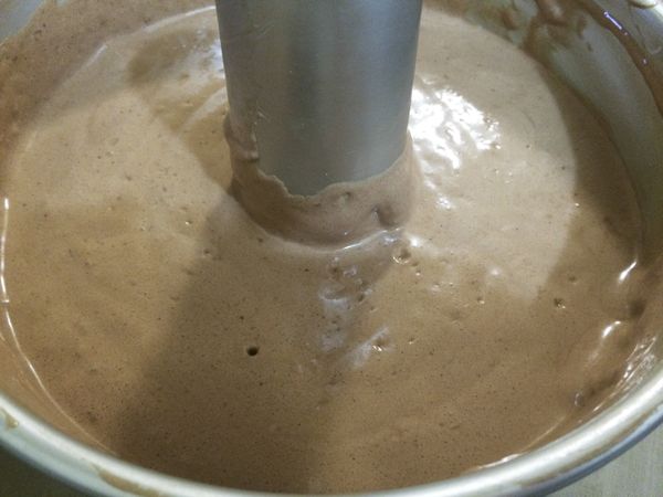 倒入烤模，敲兩下，震出氣泡，這動作可以讓蛋糕組織更細緻