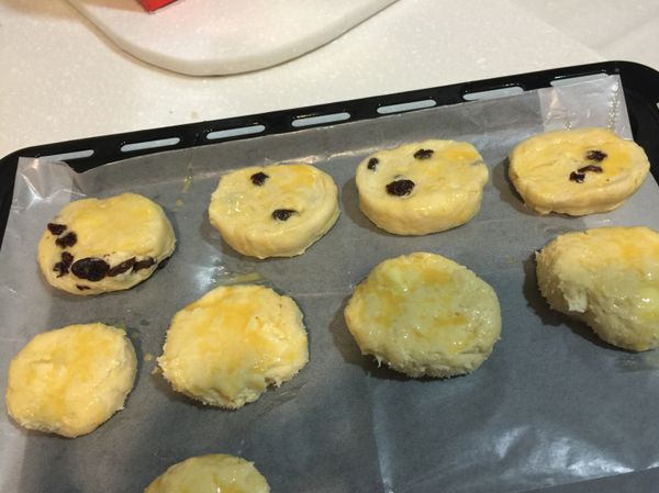 快速攪拌成麵團
動作要輕柔，麵粉才不會容易出筋
麵粉用保鮮膜包起來
放入冰箱冷藏30分鐘