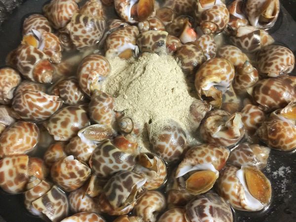 將高湯、白胡椒粉、黑胡椒粉、鹽、味素、米酒加入鍋中，開大火不停攪拌至湯汁收乾即可