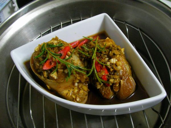 將醃料混適量的水加到雞腿肉裡，按摩肉塊3～5分鐘後，靜置冰箱12～24小時。取出後放電鍋蒸，外鍋1杯水。