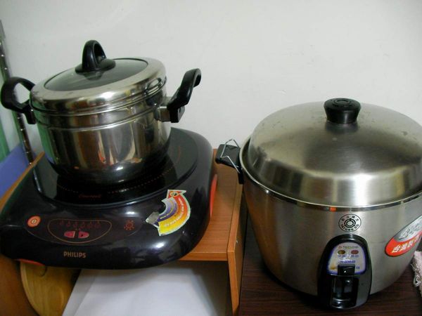 鍋內（我用電磁爐和湯鍋）放少許水，黑晶爐火力5，沸騰後薑末蒜末放入，洋蔥紅蘿蔔綠色甜椒切絲放入再加海鹽、白酒炒一炒，橄欖油倒入，接著麵條倒入鍋內，關火利用餘溫攪拌麵條即可。