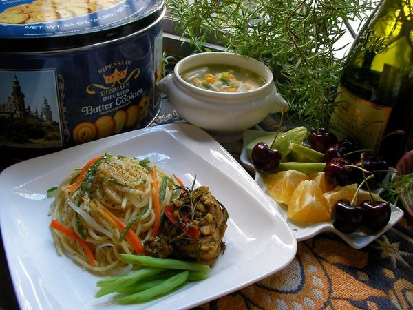 麵條夾出擺盤內，灑些義大利香料，雞腿塊也直接夾出來擺好。
大功告成！