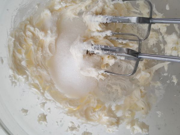 無鹽奶油用打蛋器攪拌至絨毛狀,細砂糖分3次加入,使奶油呈現泛白蓬鬆狀