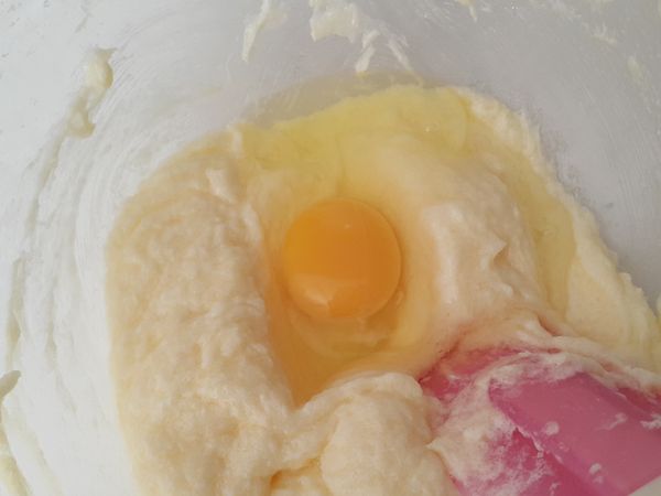 依序加入雞蛋及鹽巴混合均勻