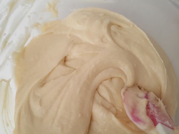 將牛奶及粉類分2-3次倒入步驟2攪拌相融均勻
麵粉記得先過篩再加入喔