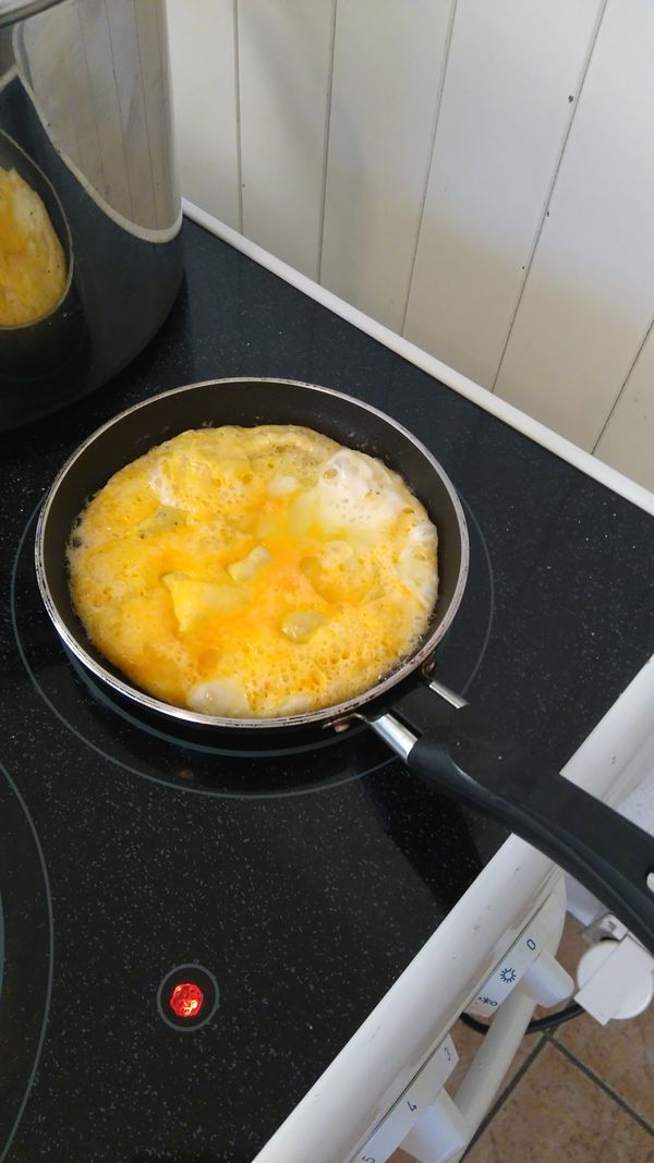 蛋半熟的時候就可以把小魚乾加下去了。