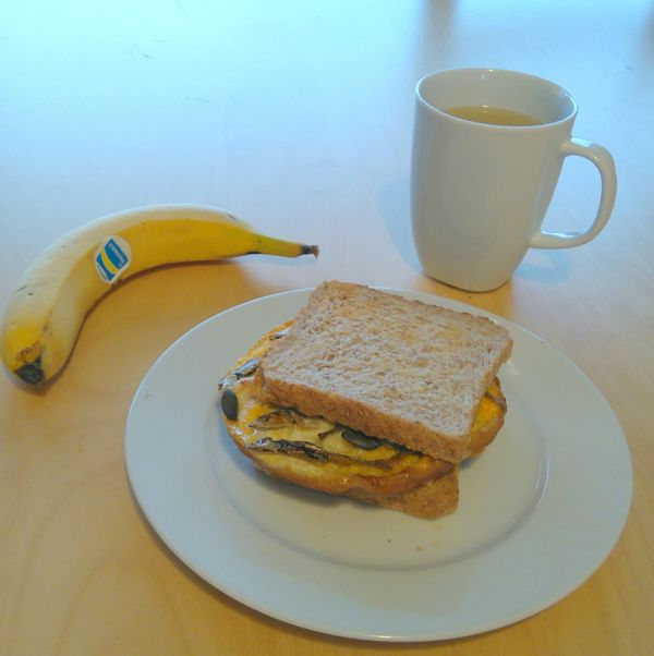 還可以依個人喜好加上南瓜子或芝麻等堅果類，營養更加分。配上吐司、水果和飲料就是一份元氣早餐!