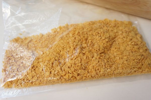 將脆片放入保鮮袋中用擀麵棍壓碎。(不需要到粉狀，大致壓碎就可以了)