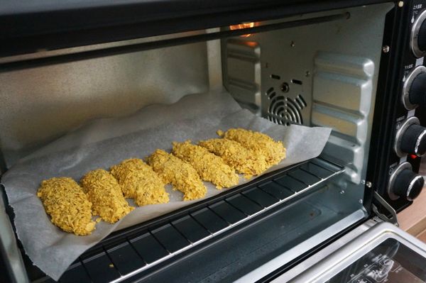 放進預熱好的烤箱中，以攝氏200度烤約12分鐘即可。