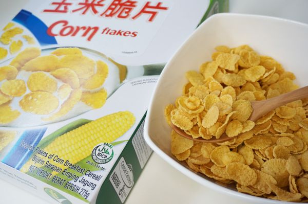 這回是用雀巢玉米脆片變身成雞肉香脆的麵衣喔！用全麥製成的雀巢玉米脆片不但保留了豐富的穀類纖維、維生素B群及礦物質，香脆的口感免去油炸的方式，也讓雞肉多了不一樣的風味，既美味又健康。