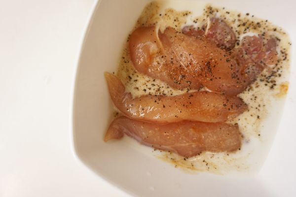 將雞里肌肉和[醃漬料]混合均勻後靜置約15分鐘。