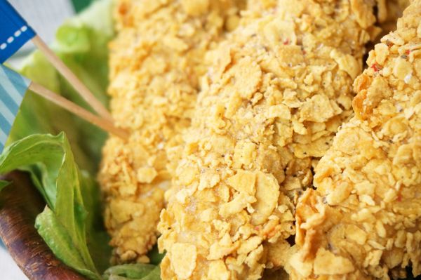 烤好的玉米脆片雞均勻撒上胡椒鹽就完成囉！