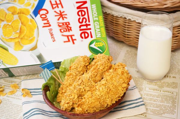 香酥的麵衣對於成長中的孩子們總是有著超級吸引力，但炸物吃多了對身體負擔真的太大了！用雀巢玉米脆片變身成香脆的麵衣，烘烤的方式取代油炸，不但一樣吃得到外酥內嫩的雞肉，玉米脆片中含有的多種營養素讓料理不但美味還兼具了營養，而胃口總是像無底洞的孩子們大吃特吃也不用擔心了！