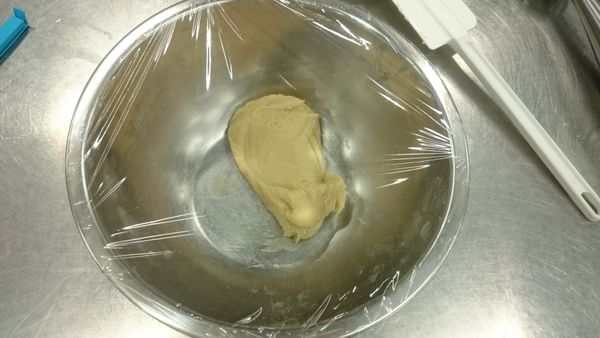 麵粉過篩，加蜂蜜、植物油，用橡皮刮刀攪拌成均勻而且非常柔軟的麵糰，靜置40分鐘(記得包上保鮮膜)。將麵團分成16份，壓扁備用