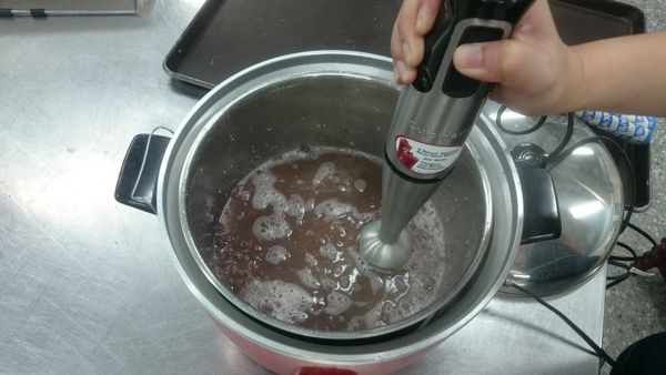 將紅豆加入480g的水蒸熟，並將紅豆加入500c.c的溫開水用均質機打碎成泥