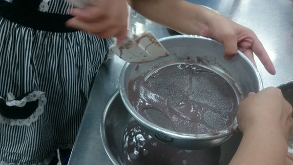 將打成泥的豆沙倒入篩網中，用手在篩網上稍微搓揉使得豆沙可以濾出，可倒入一些清水反覆將豆沙洗出來，直到篩網上只剩下紅豆皮