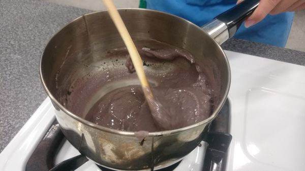 將植物油倒入鍋中，並倒入濾好的豆沙，慢慢與植物油拌炒均勻