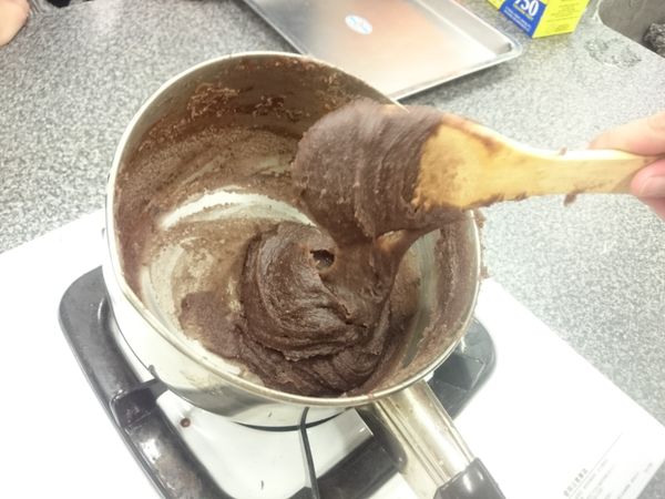 開大火翻炒,讓豆沙餡水份快速蒸發，炒至豆沙餡開始成團改成中小火拌炒，直到整個豆沙餡可以成為一個不沾鍋的團狀