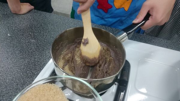 將二號砂糖加入拌炒均勻，然後加入麥芽糖，豆沙餡會變的稀軟