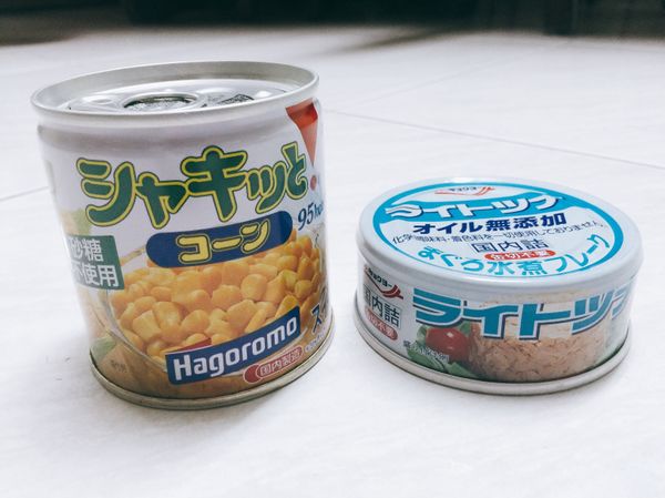 將鮪魚罐及玉米罐裡的汁倒乾