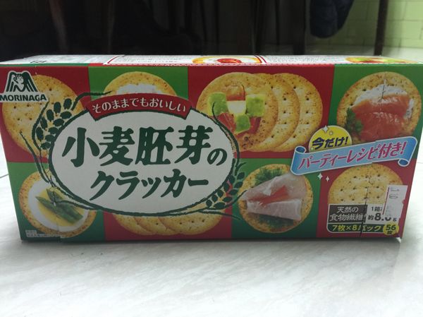 在把拌勻的食材放入餅乾上，在擠沙拉裝飾即可呦！