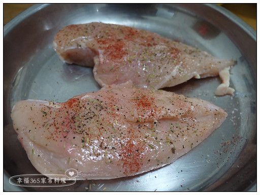 將所有調味料分成3份，雞胸肉洗淨後，兩面醃上其中一份約20分鐘。