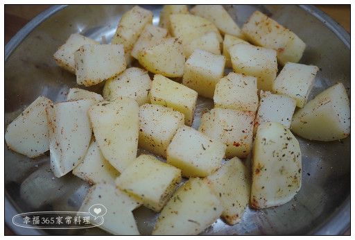 馬鈴薯洗淨去皮後切塊，入滾水中煮約10分鐘，撈起瀝乾後再將裹上其中一份調味料。