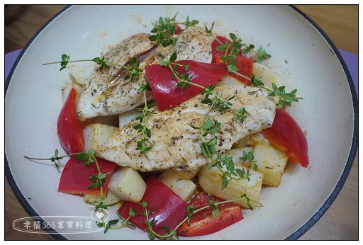 將馬鈴薯及甜椒放進鍋中，最上面擺幾根新鮮百里香，放進烤箱中以180℃烤約30分鐘，取出淋上橄欖油，再放回烤箱烤10分鐘。食用前可再擺上一點新鮮百里香，並淋上一點橄欖油於表面。