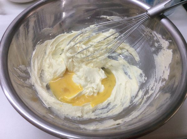 全蛋兩顆打散，先將2/3蛋液分次加到奶油糊中（每次倒入一些蛋液，拌勻後再加下一次，一次加太多蛋液會油水分離）