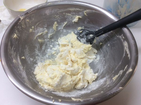 先加入1/2過篩的低筋麵粉，用刮刀拌勻