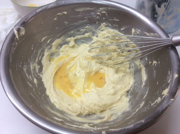 再分2次拌入剩下的1/3蛋液