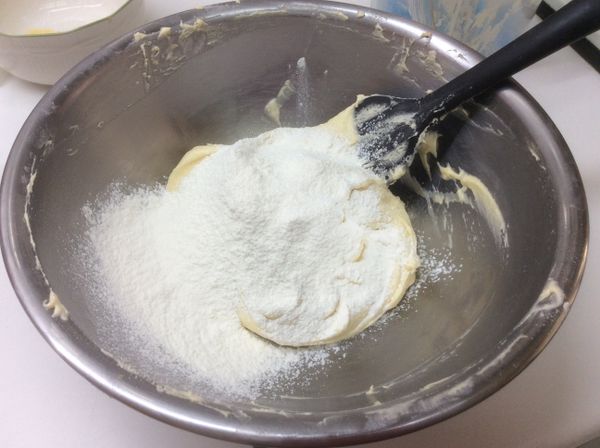 最後篩入剩餘的麵粉後，用刮刀輕拌均勻，看不到麵粉就可以