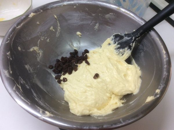 加入浸泡蘭姆酒的葡萄乾，跟麵糊均勻混合