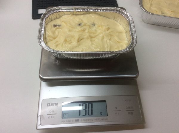 拌勻後，移到鋁箔烤模，每個190g可裝2個