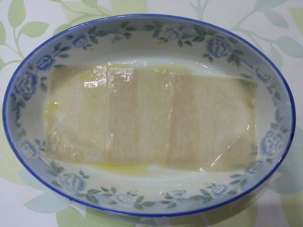 取一焗烤盤底部沾上一層薄薄的橄欖油後,鋪上3片沾濕的餛飩皮