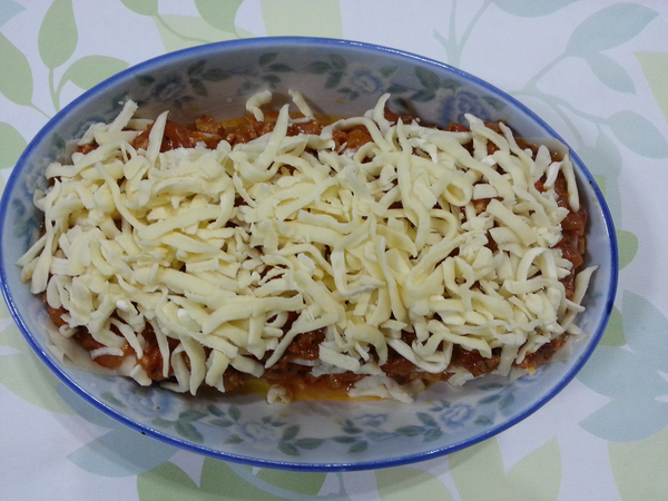 最上面一層鋪上焗烤起司後,蓋上錫箔紙入烤箱180度烤20分鐘(烤箱我沒有先預熱,直接烤)