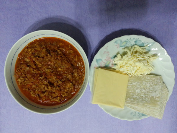 每一片起司片切成3個長條狀,餛飩皮沾濕備用