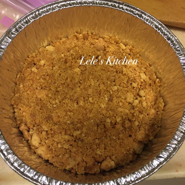 將南瓜剖半後蒸熟，挖出果肉搗成泥狀備用。
先來製作蛋糕底：
把消化餅乾放入保鮮袋中，敲成碎屑，
並將無鹽奶油溶化加入餅乾屑中，
放入蛋糕模底部、壓緊，冰入冷藏至少10分鐘。