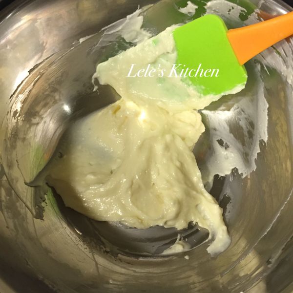 奶油乳酪和砂糖放至盆中，隔水加熱，
攪至滑順，看不見糖粒與結塊為止。
這時烤箱可以開始以170度預熱10分鐘。