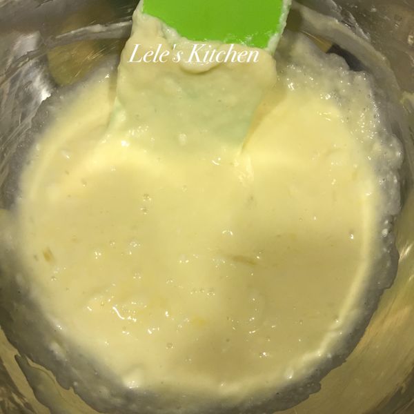 加入打散的雞蛋、鮮奶油，
拌勻後加入南瓜泥(全程用刮刀即可)
接著篩入玉米粉