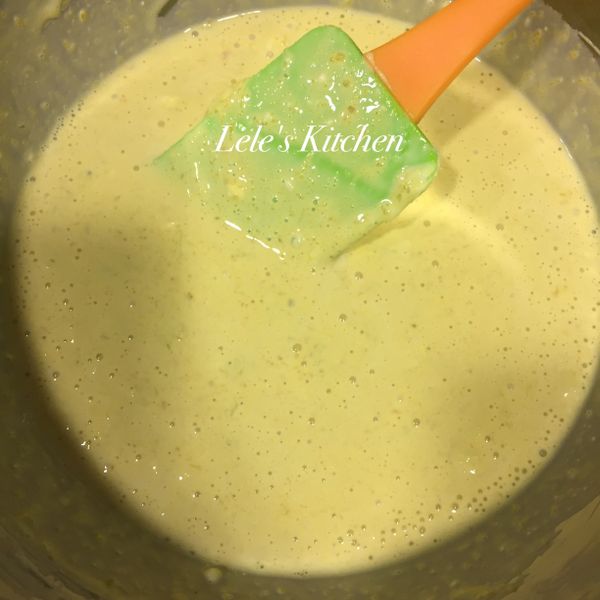 因為南瓜泥中有太多纖維，這時的麵糊會十分混濁，
一定要用篩網將全部的麵糊再篩一遍，
麵糊滑順後，即可灌入蛋糕模。