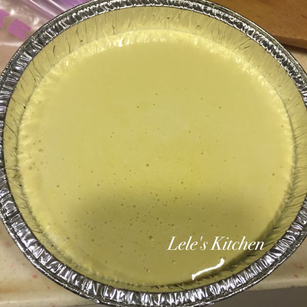 放入烤箱中，隔水蒸烤
(烤盤倒入1-2cm的冷水)
以170度烤60分鐘，烤到表面呈現微金黃色就可以囉~