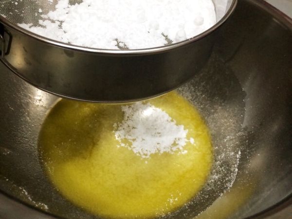 將奶油加熱融化後
把糖粉過篩加入攪拌均勻