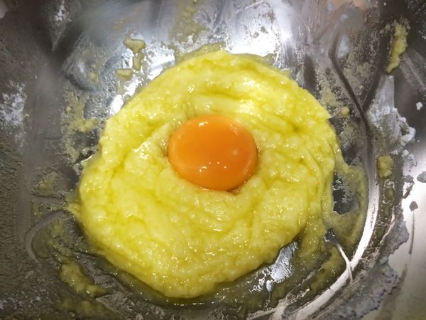 然後加入一顆蛋黃攪拌均勻