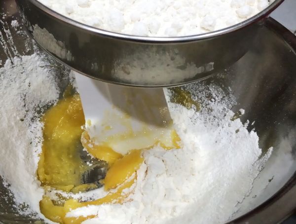 低筋麵粉過篩然後繼續攪拌