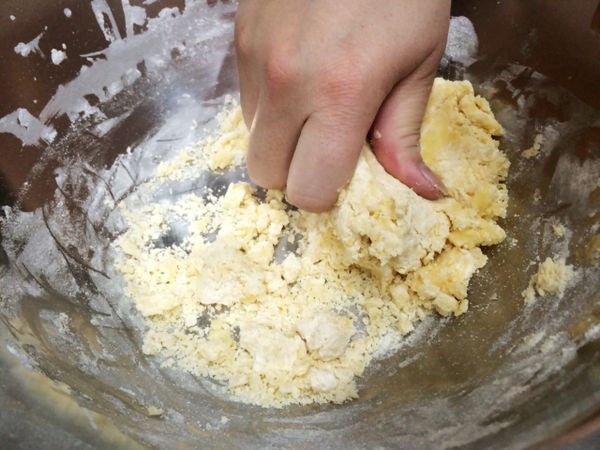 在這邊加入兩小湯匙的牛奶
分次加到可以揉成麵團就可以了喔