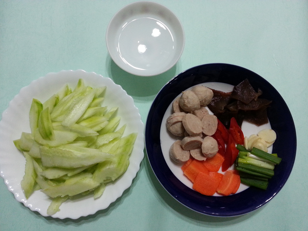 大黃瓜去皮和籽切斜片,貢丸,紅蘿蔔,木耳,蒜頭切片,蔥切段,辣椒去籽切片備用