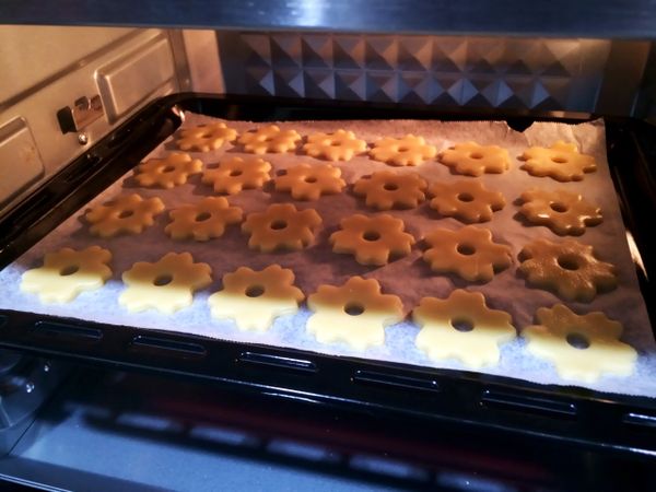 冰好之後就可以壓模成自己喜歡的形狀
記得中間要有洞喔才能放糖果~
用上下各150度烤約6分鐘 
但是務必顧著喔 有上色就可以拿出來了