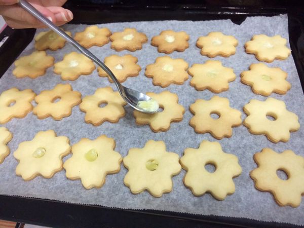 烤到均勻上色之後就可以加入糖果了
如果是大顆的糖果可以事先把糖果敲碎
再放回烤箱烤約2-3分鐘
一樣要顧著喔 只要糖果都融化就可以了